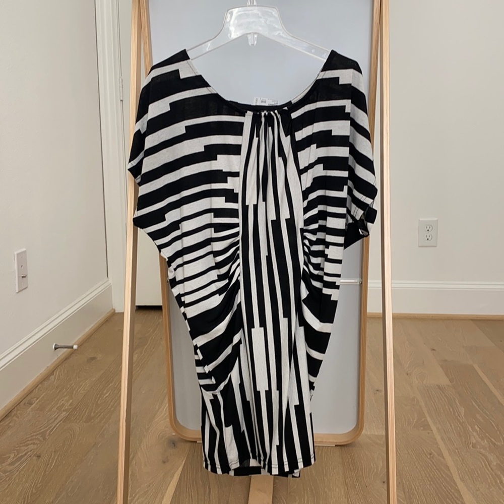 Black and white print top